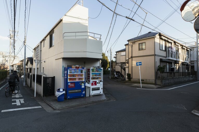 不自然なカーブをしている路地。この写真の真ん中がその細い道である。進んでいくと……