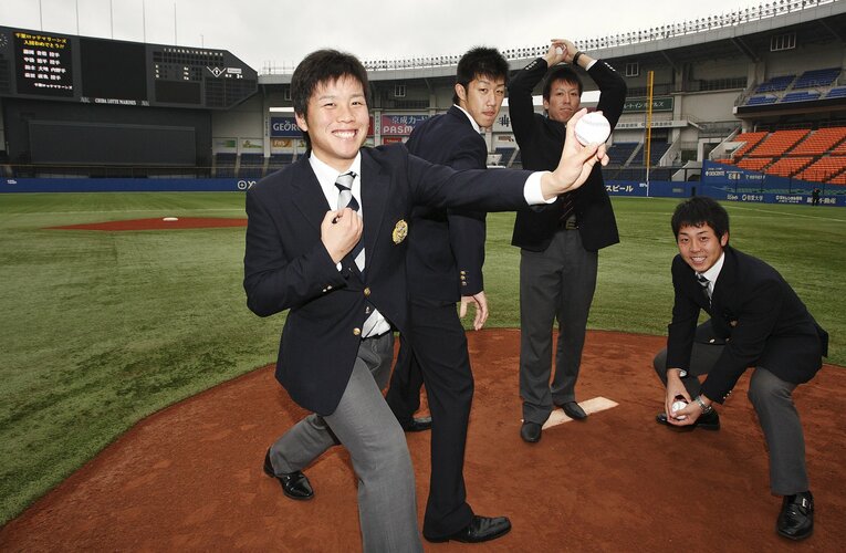 マリンのマウンドでポーズをとる2011年ドラフト組（左から藤岡、中後、益田、鈴木）©︎Sankei Shimbun