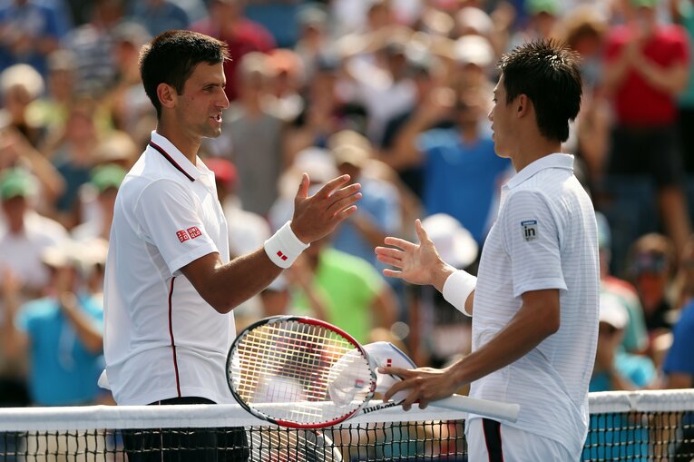 2014年全米オープン準決勝でジョコビッチ（左）に勝利した錦織圭　©AFP/JIJI PRESS