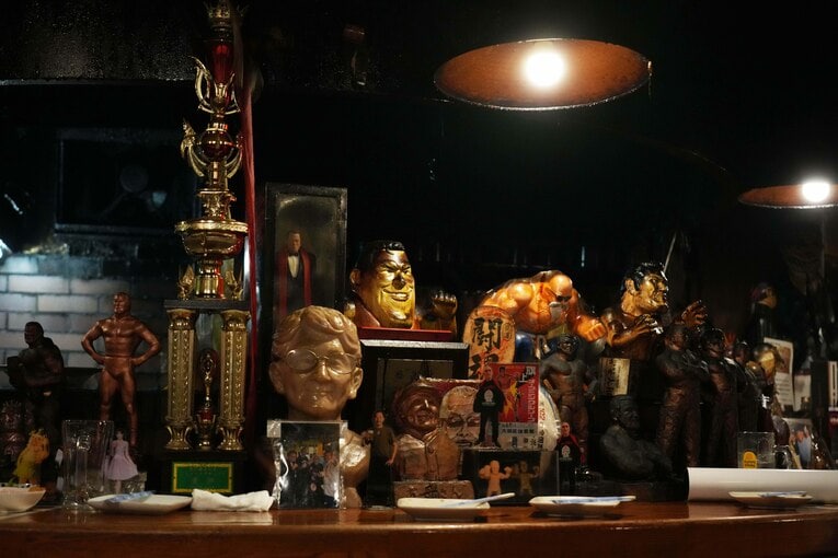 カウンター席にはブロンズ像などが並んでいる　©Essei Hara