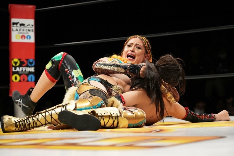 勇気みなみをネックロックで絞め上げるジュリア　©Essei Hara