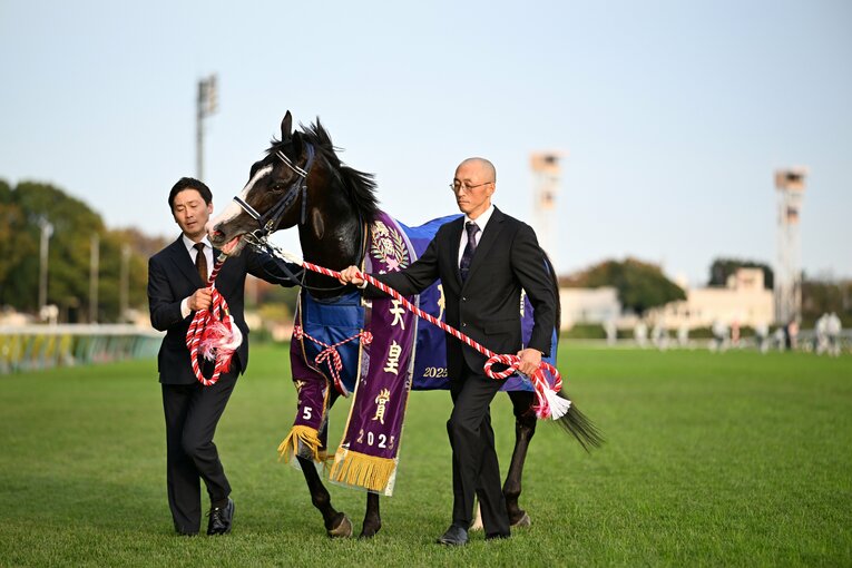 優勝レイをかけられたマスカレードボール　©Keiji Ishikawa