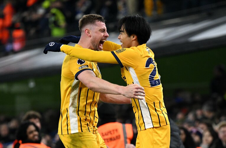 駆け寄ったDFウェブスターとハグ【3枚目／全4枚】　©Getty Images