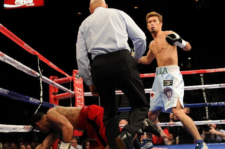 2011年4月9日、石田順裕は27戦全勝のジェームス・カークランドを初回TKOで撃破。　©Naoki Fukuda/AFLO