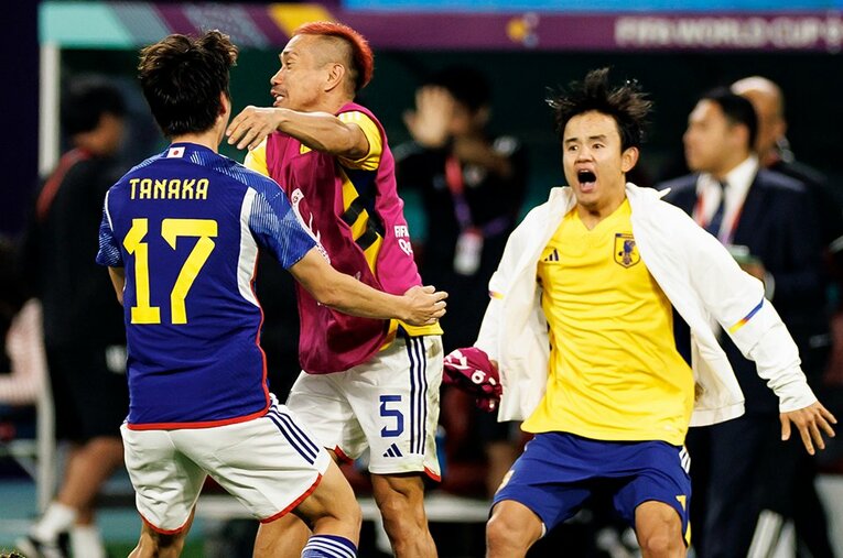 カタールW杯でゴールを決めた田中碧を祝福する長友佑都と久保建英　©Kiichi Matsumoto/JMPA