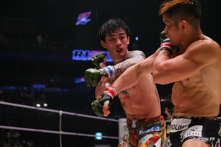 打撃戦で距離が近づく場面もあったが、すぐに「リセット」した平本　©RIZIN FF