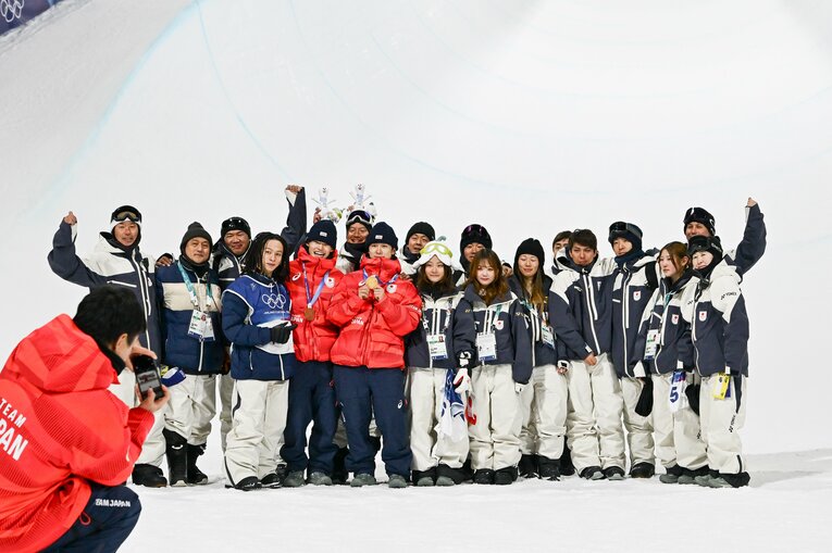 日本スノボチームでパチリ！　平野歩夢の姿も　©Nanae Suzuki/JMPA