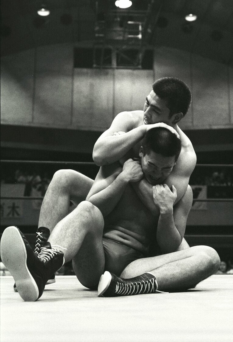 デビュー戦。蝶野正洋をスリーパーホールドで絞める武藤敬司