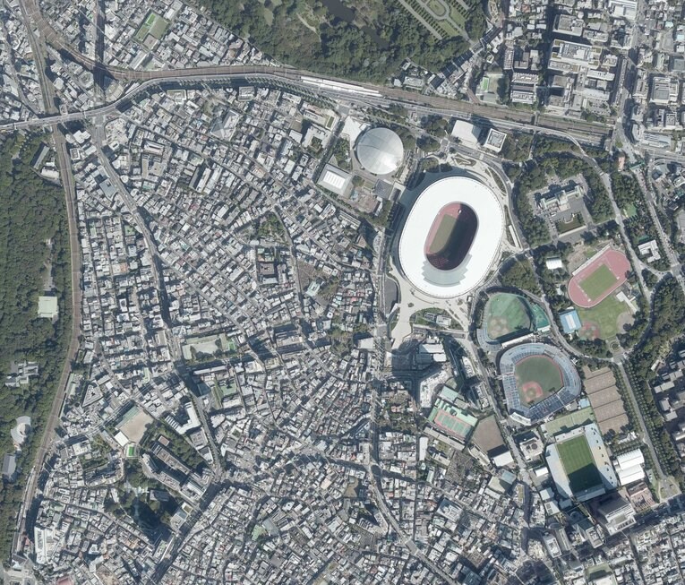 2019年の千駄ケ谷駅付近の航空写真。写真中央右に新国立競技場が確認できる。その左上に東京体育館、その上に千駄ケ谷駅がある　出典：国土地理院の空中写真