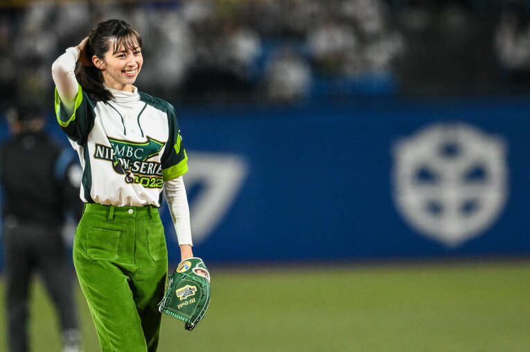 日本シリーズ2022の第2戦、神宮球場のマウンドで始球式を務めた中条あやみの投球！©︎Nanae Suzuki