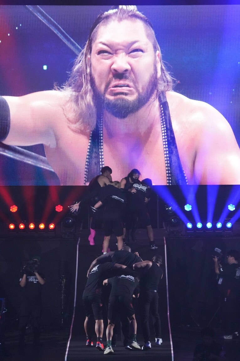 乱入を繰り返したセコンドが退去させられた時、スクリーンに映し出されたEVILの表情　©Masashi Hara