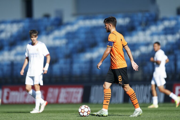 レアルの18歳日本人・中井卓大が「写真撮ってよー！」 無邪気さと表裏一体な《CLを含めた超シビアな競争》の舞台ウラ(9)