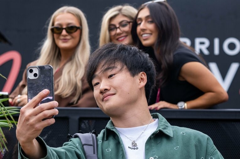 ファンサービスでの表情も明るい角田。明るいムードのまま、鈴鹿でのレースにも期待が高まっている ／ photograph by Getty Images / Red Bull Content Pool