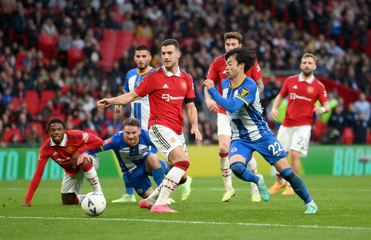 三笘が語った「あのシーンにもう1回帰りたい」（1／3枚）。延長後半8分、マクアリステルとのパス交換で抜け出したが…　©Getty Images