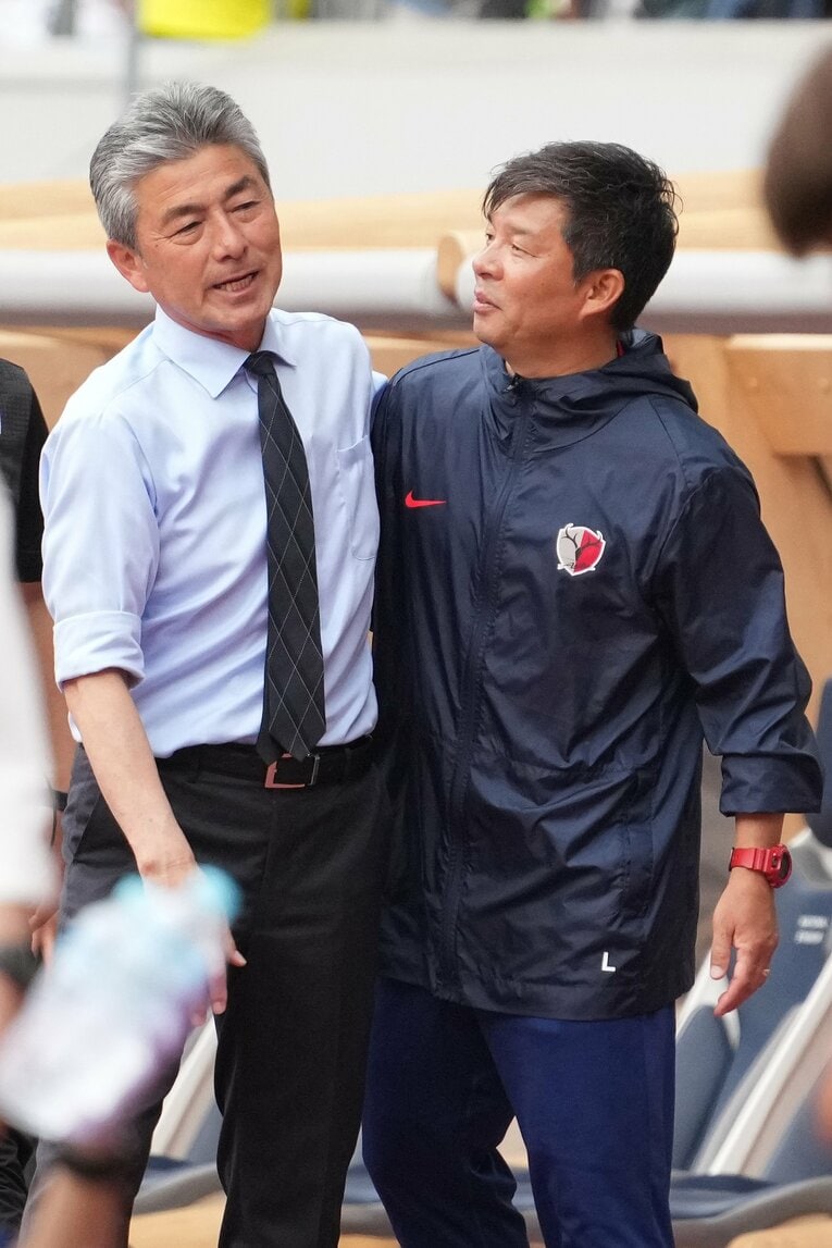 健闘を称え合う両監督　©Masashi Hara