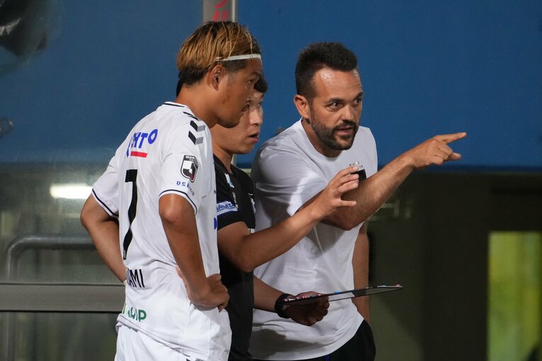 ポヤトス監督の意図を伝える岡井通訳。その相手は小中時代に戦った宇佐美貴史だ　©Masashi Hara/Getty Images