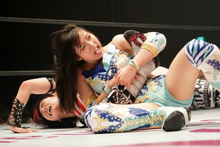 林下詩美の足を極めるシーンも