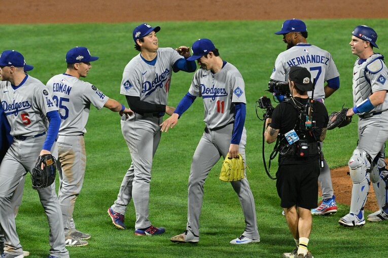 【“テレビに映らない”大谷写真】フィリーズとの地区シリーズで試合を締めた佐々木に、大谷が手荒く？ 祝福　©Getty Images