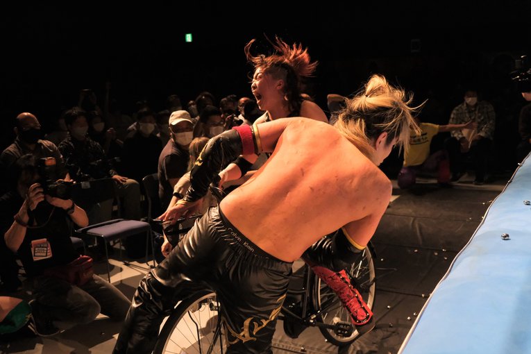 「いつか、傷だらけの背中でウェディングドレスを」 18歳の女子レスラー・鈴季すずが大流血を「嬉しい」と語る理由(22)