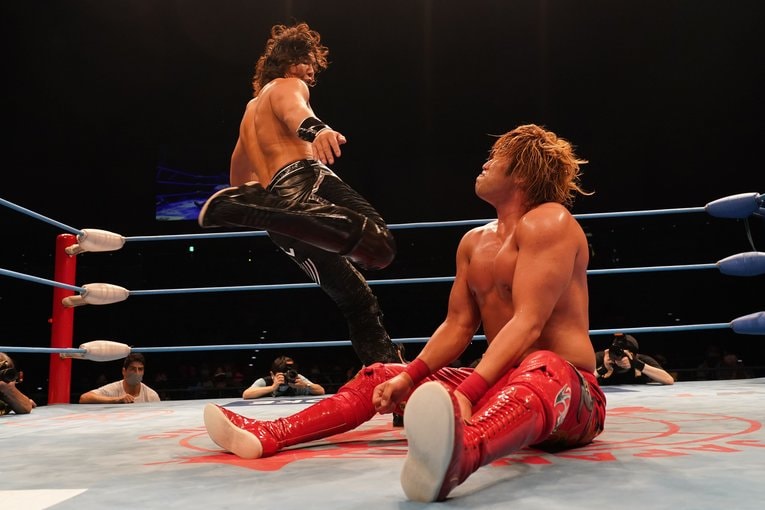 宮原に強烈な蹴りを放つジェイク・リー