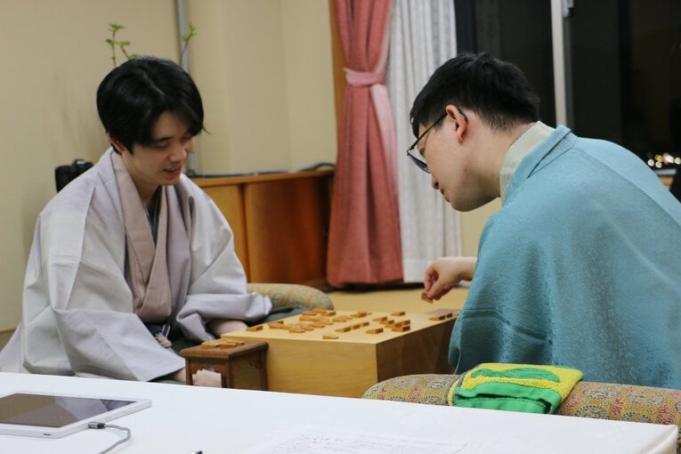 王将戦第5局、激選後の2人の様子（写真は右に続きます）　©Shintaro Okawa