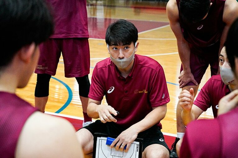 Bリーグ川崎・佐藤HCは理想の上司？ スローガン「UN1TE」の「1」に込めた意味とは(3)