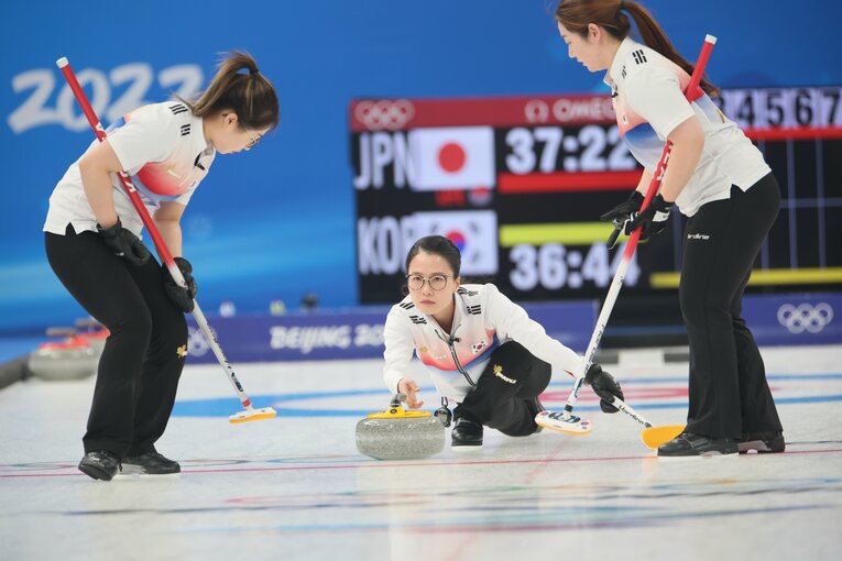 2022年北京五輪の韓国戦。韓国スキップの“メガネ先輩”ことキム・ウンジョン　©JMPA