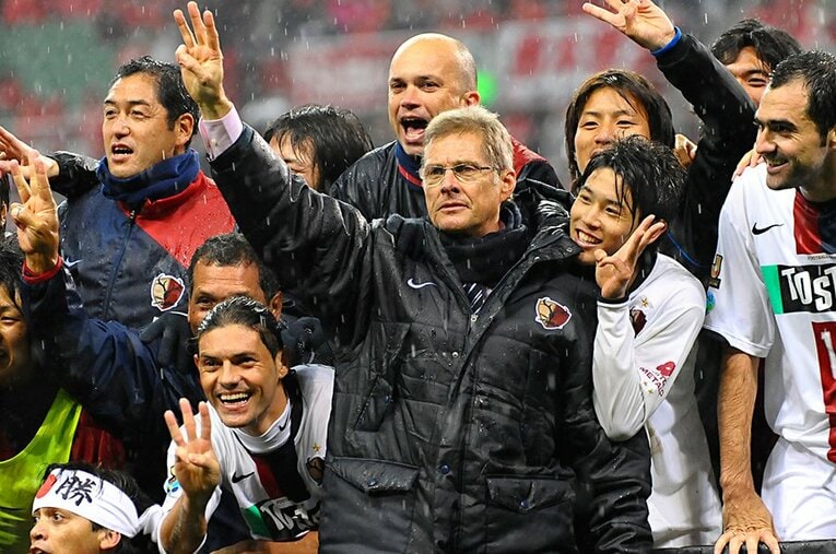 Jリーグ3連覇を喜ぶ内田篤人とマルキーニョス、オリヴェイラ監督、ダニーロ（右端）ら。ブラジル人選手からも“アツト”は愛されたのだ ／ photograph by Toshiya Kondo