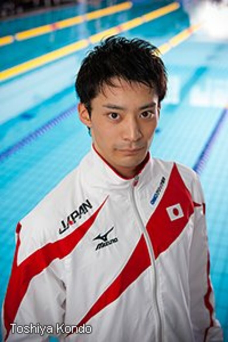 入江陵介　Ryosuke Irie
1990年1月24日、大阪府生まれ。中学時代から本格的に背泳ぎに転向し、18歳で北京五輪に出場。世界水泳には'09年・'11年に出場し、合計3個のメダルを獲得。'12年ロンドン五輪でも3個のメダルを獲得した。イトマン東進所属。178cm、64kg。
