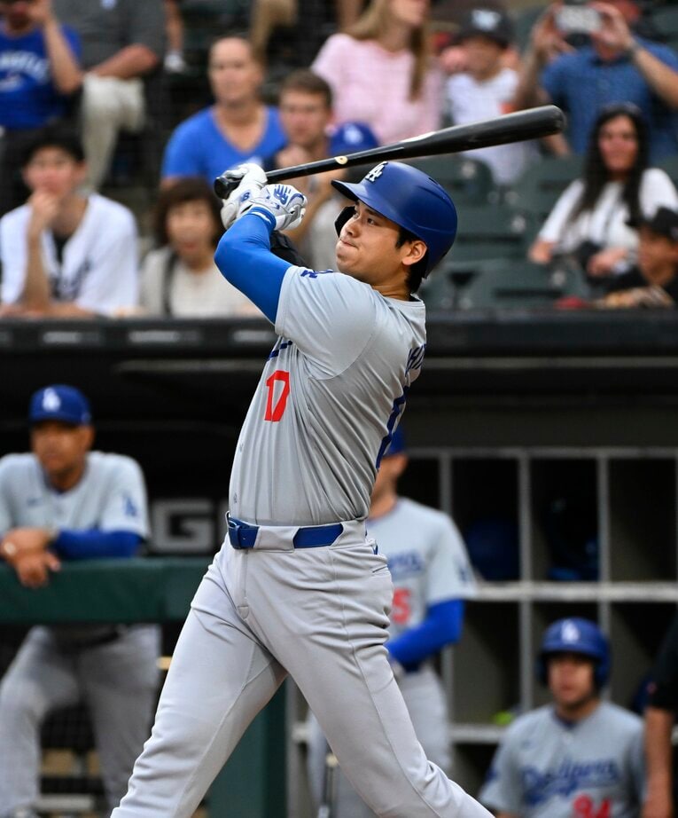 24号本塁打のフォロースルー。右手1本になっている（全3枚中の3枚目）　©Getty Images