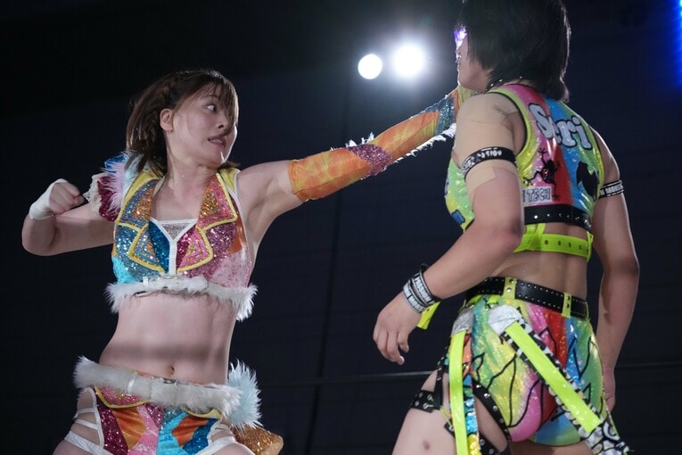 山岡聖怜を殴りに行く岩谷麻優　©Essei Hara