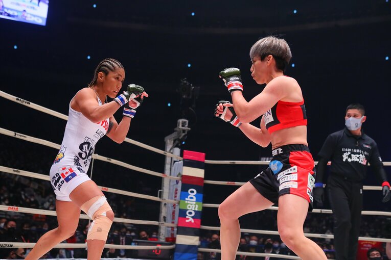 2020年の大晦日は、空位となった女子スーパーアトム級の王座決定戦として山本美憂と対戦　©RIZIN FF