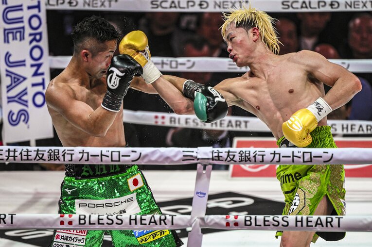 リーチが長い那須川天心の右アッパーを見切る井上拓真　©Takuya Sugiyama