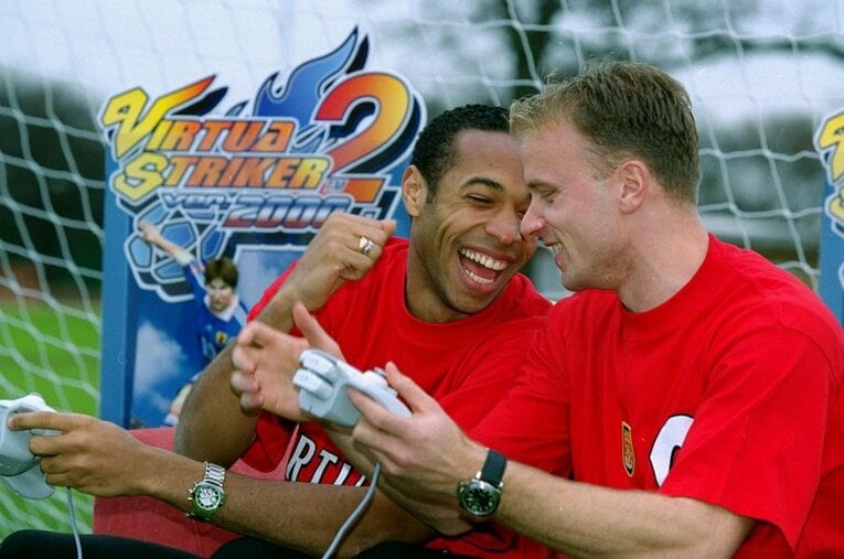 ティエリー・アンリ＆デニス・ベルカンプ ／ photograph by Getty Images