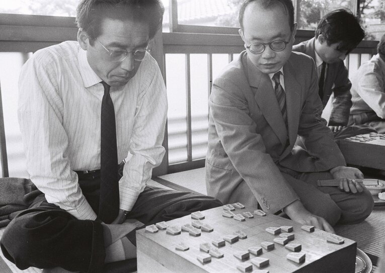 1959年、柴田錬三郎（左）と大山康晴　©BUNGEISHUNJU