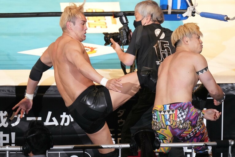 お返しとばかりに清宮にキックを放つオカダ