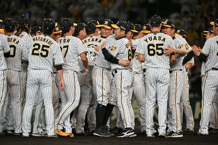 佐藤輝明と抱き合う岡田監督（優勝決定の瞬間8/14）　©Hideki Sugiyama