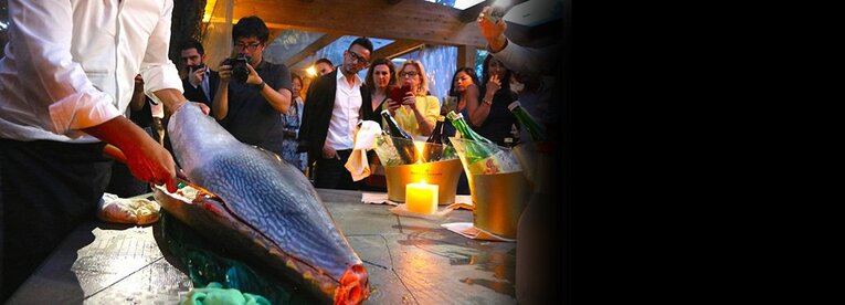 ジェイトレーディング社が養殖を手掛ける「アドリア海のクロマグロ」の解体ショーには、ゲストたちも大満足の様子。 ／ photograph by Kosuke Kawakami