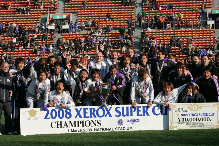 J2でのスタートとなった2008年、幸先よくゼロックス スーパーカップを制したサンフレッチェ広島。主力の大半が残留し、確立した「ミシャ式」は後のJリーグ制覇につながっていく　©︎Hitoshi Mochizuki/AFLO