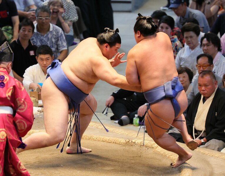 14日目、若隆景を押し出す大の里。前日に4敗目を喫して優勝争いから脱落していた　©JIJI PRESS