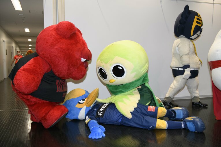 疲労困憊のゼルビーを介抱するリヴェルンとルーク　©Hirofumi Kamaya