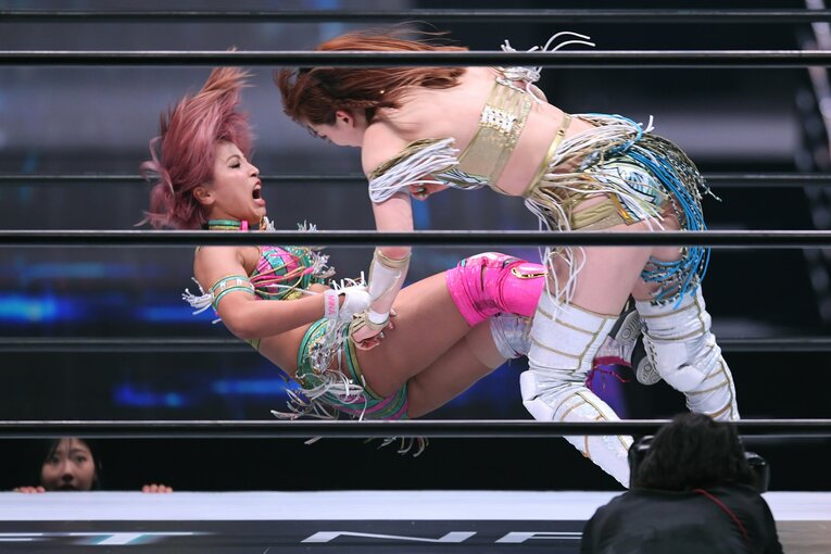 4月23日、横浜アリーナ。上谷沙弥を足を狙った白川未奈の低空ドロップキック