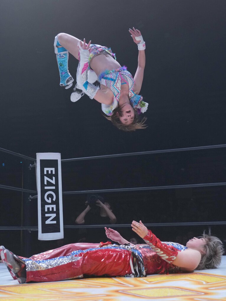 ムーンサルトプレスを繰り出す岩谷麻優　©Essei Hara