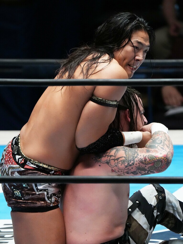 デビッド・フィンレーを攻める竹下幸之介。8月14日、後楽園ホール　©Essei Hara