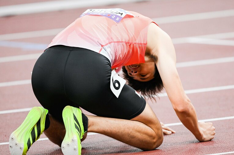 レース後、地面をたたいて悔しがる400mハードル代表の豊田兼。全日程を通してもこれほど感情をあらわにする選手はいなかった ／ photograph by Nanae Suzuki