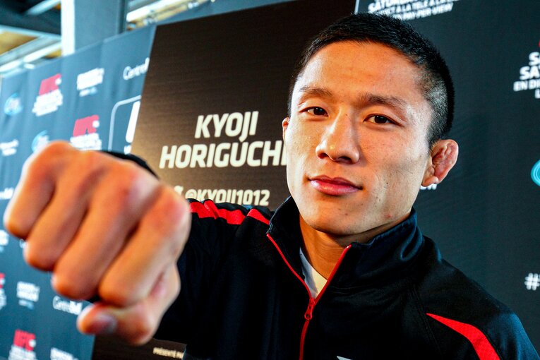 カメラに向かって拳を突き出す堀口　©Susumu Nagao