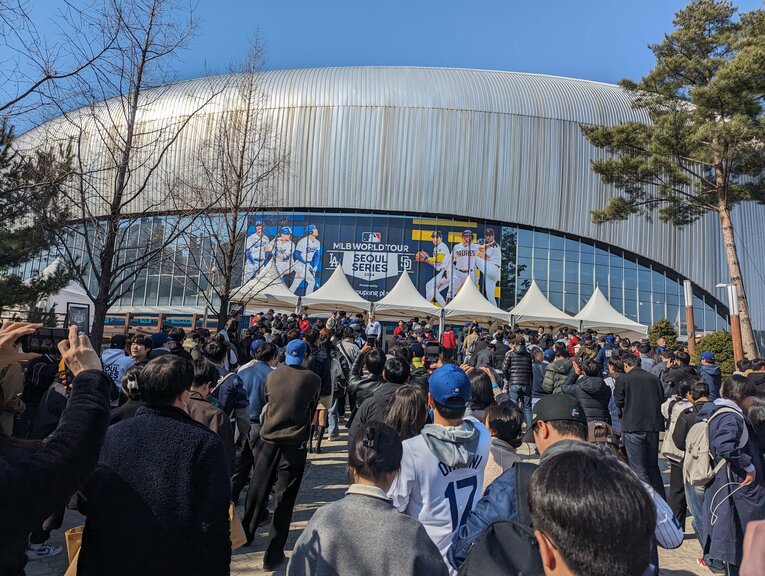 2日目の試合前：多くの熱いファンが球場の開場を待つ　©Aki