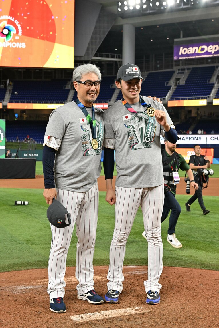 吉井理人投手コーチと佐々木朗希　©Naoya Sanuki