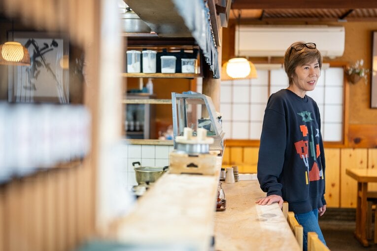 現在は浅草にて、夫と「やき鳥・釜めし 田毎」を営んでいる　©Shiro Miyake