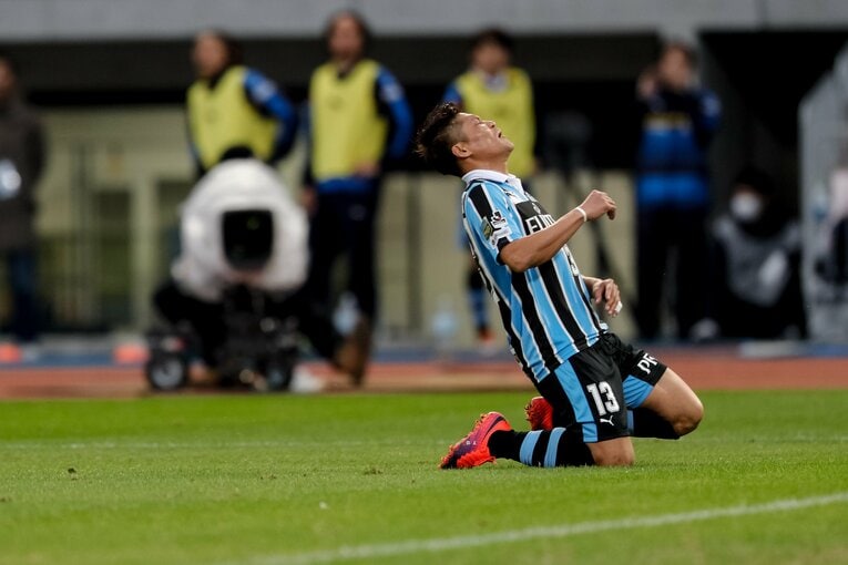 天を仰いで悔しがる大久保　©Kiichi Matsumoto